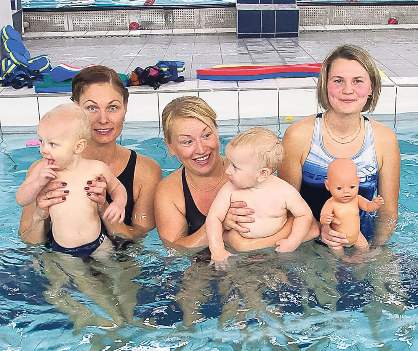 Maigrit Tikkerbär (paremal) näitab beebide ujutamisel basseinis nukuga harjutuse ette ja vanemad teevad siis oma lapsega treeneri näpunäidete järgi.