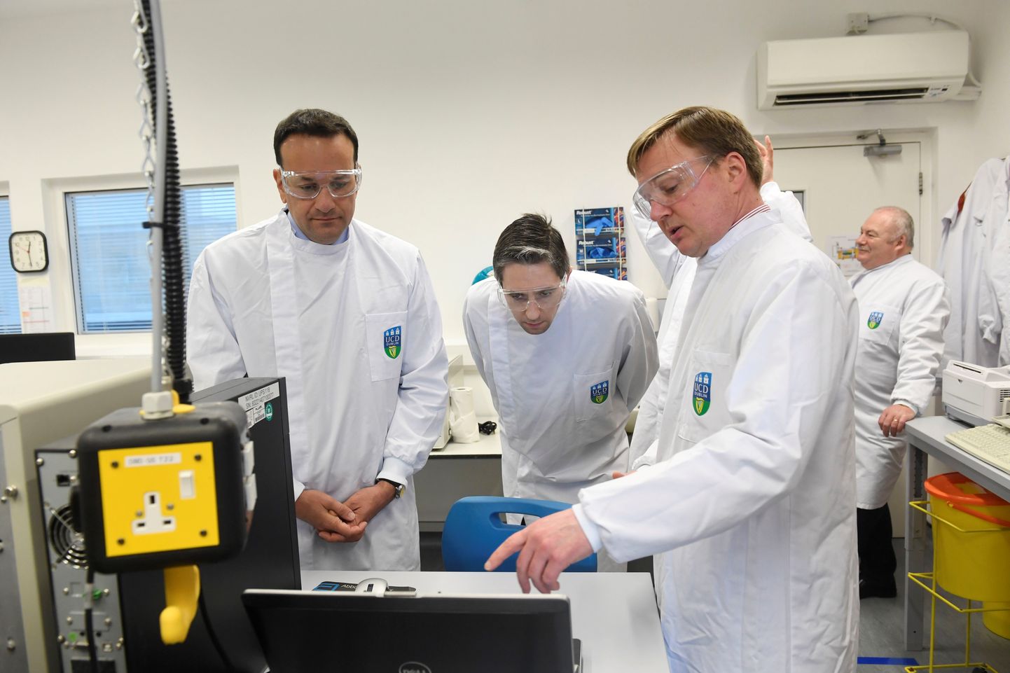 Leo Varadkar (vasakul) Iiri viiruseuuringute laboris.