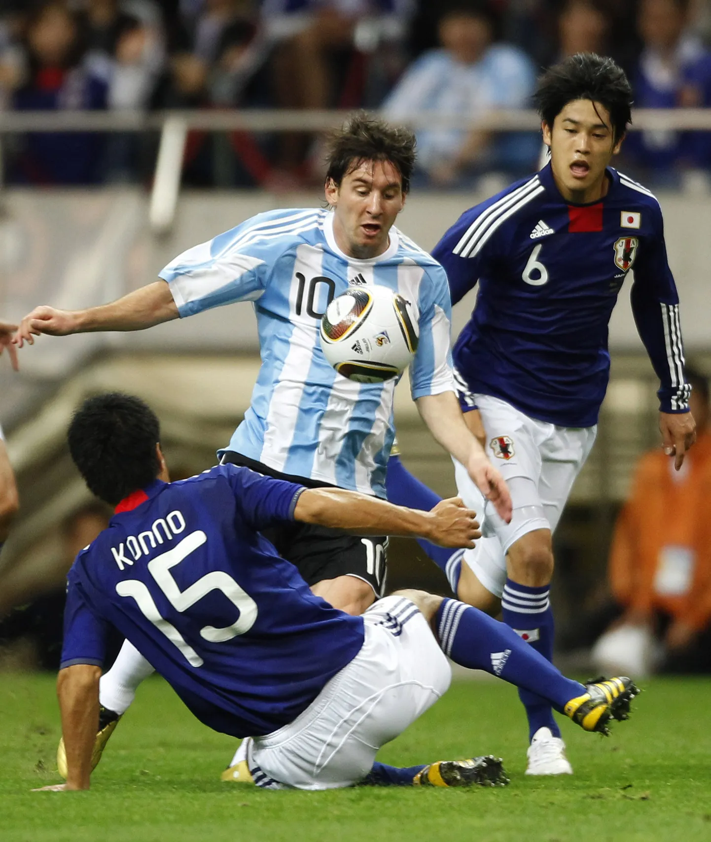 Лионель Месси в матче сборных Аргентины и Японии.