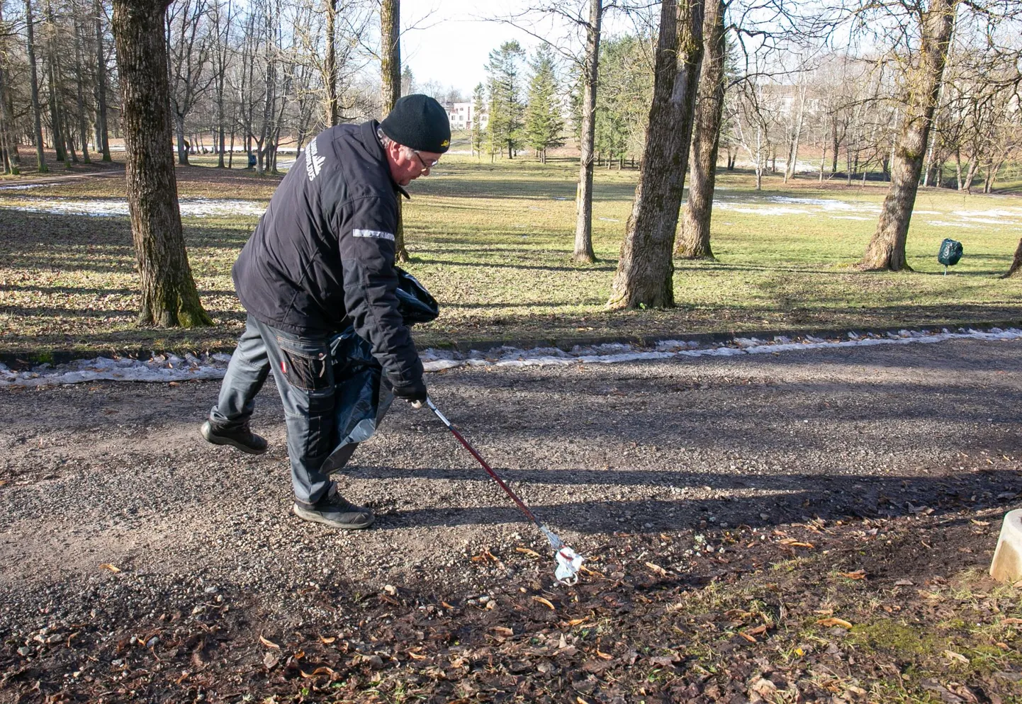 Kuigi maske siin ja seal vedeleb, siis Linnahoolduse hallataval alal neid üleliia palju pole. Siiski tuleb töömeestel vahel viirusaja prügi toki abiga kõnniteelt eemaldada.
