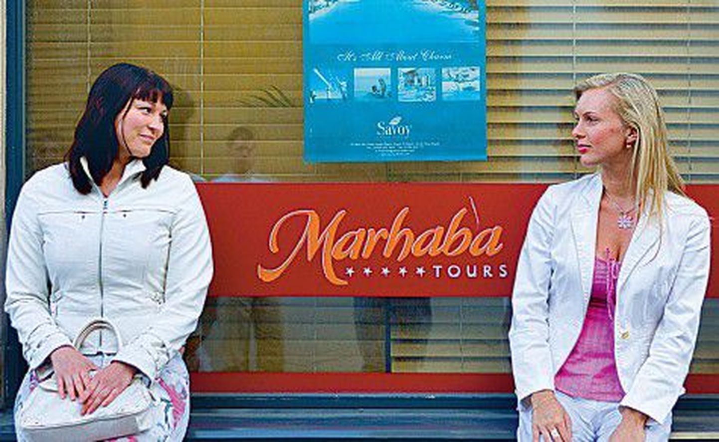 Marhaba Toursi töötajad Angela Karulin (vasakult) ja Roberta Rebane ootavad, et firma nendega korrektselt lepingu lõpetaks ja koondamisraha maksaks.