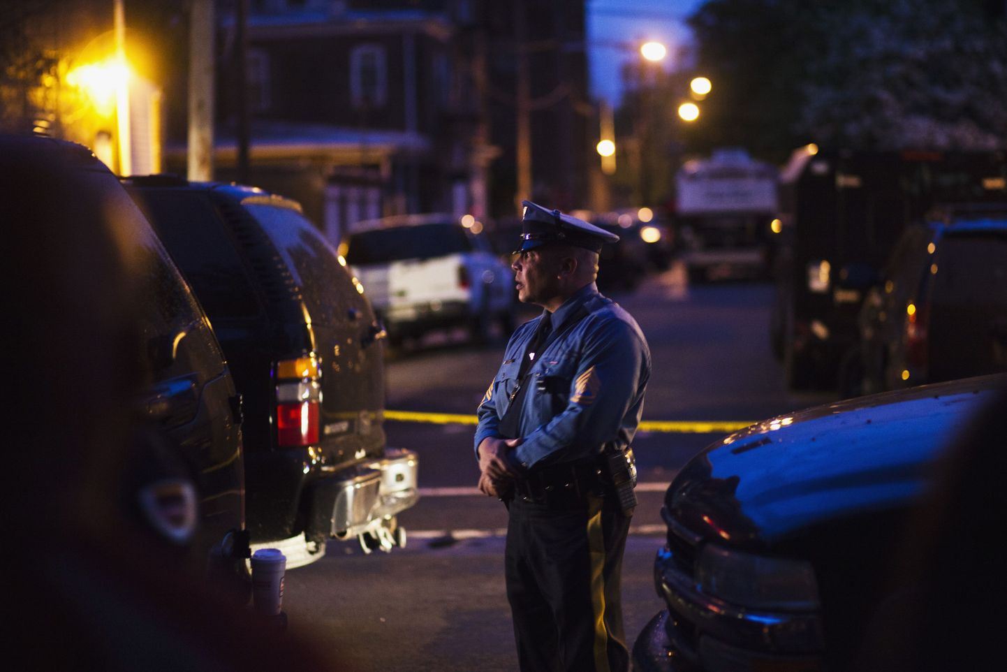 Politseinik jälgib Trentonis (New Jersey osariik) maja, kus relvastatud mees hoiab enda käes pantvange.
