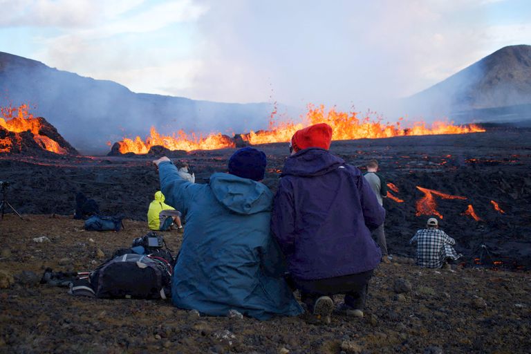 Люди пришли посмотреть на извержение вулкана Фаградальсфьядль