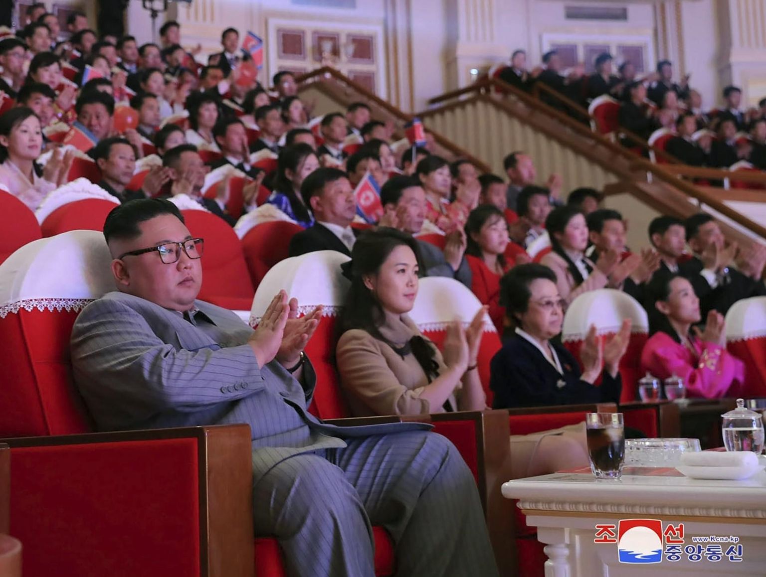 Põhja-Korea valitsus avalikustas nädalavahetusel foto, millel on näha riigi liidrit Kim Jong-uni (vasakult) Korea uusaasta kontserdil koos abikaasa Ri Sol-ju ja tädi Kim Kyong-huiga, kes astus avalikkuse ette esimest korda alates 2013. aastast, mil tema abikaasa hukati.