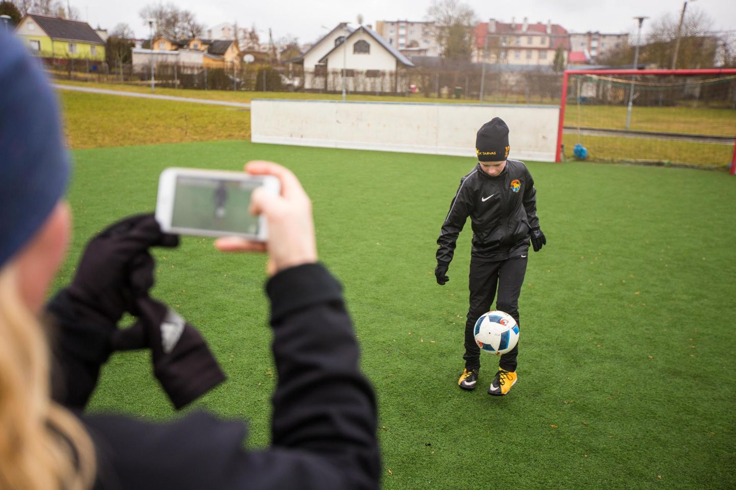 JK Tarvas noore jalgpalluri Risto Raudsalu trennid mööduvad koos emaga, kes poja sooritusi filmib, et neid siis klubi Instagrami kontol teistega jagada.