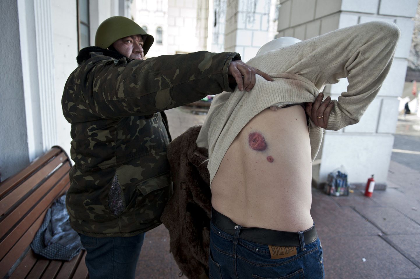 Ukraina protestija näitab, milliseid vigastusi saab kokkupõrkelt märulimiilitsaga.