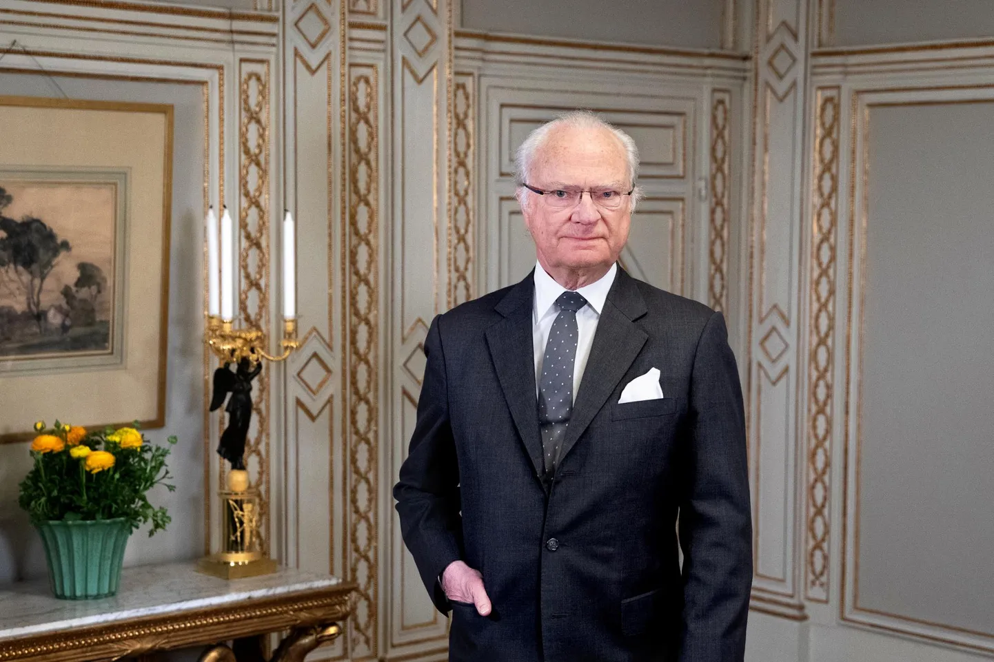75. sünnipäeva puhul avaldas Rootsi kuningakoda kuningas Carl XVI Gustafist värske paraadfoto. Juubelit tähistatakse pandeemia tõttu tagasihoidlikult ning rahval muidu sünnipäevadel tavapärast võimalust kuningat tervitada sel aastal ei avane.
