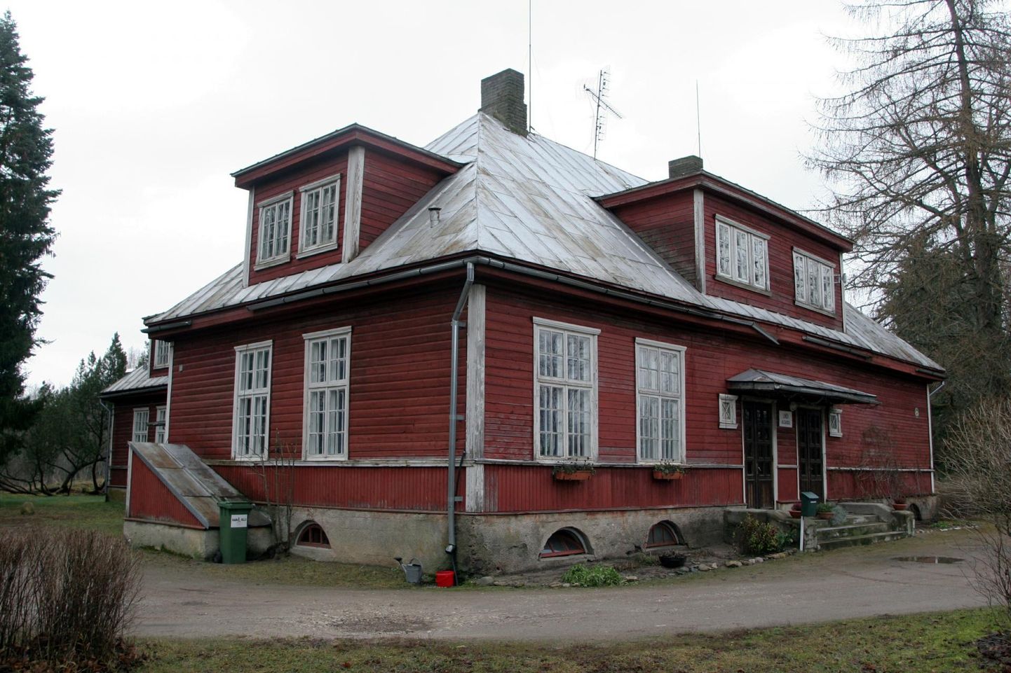 Lindi vana koolimaja on ehitatud 1927. aastal. 
