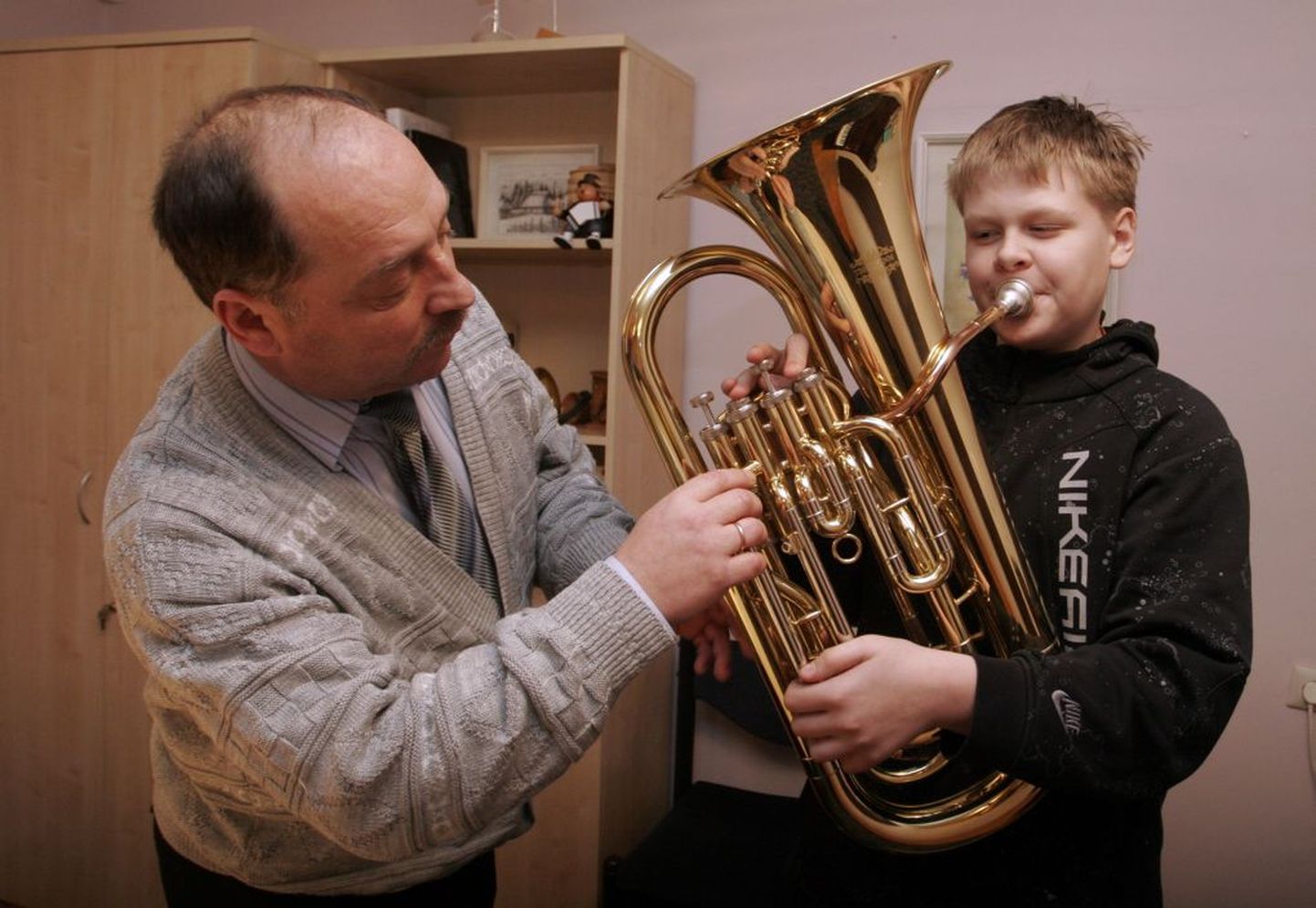 Paide muusikakooli direktor Arne Põder koos õpilasega.