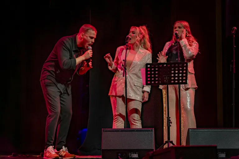Valter Soosalu ja säravad taustalauljad Bianca Rantala ja Elina Martinson.