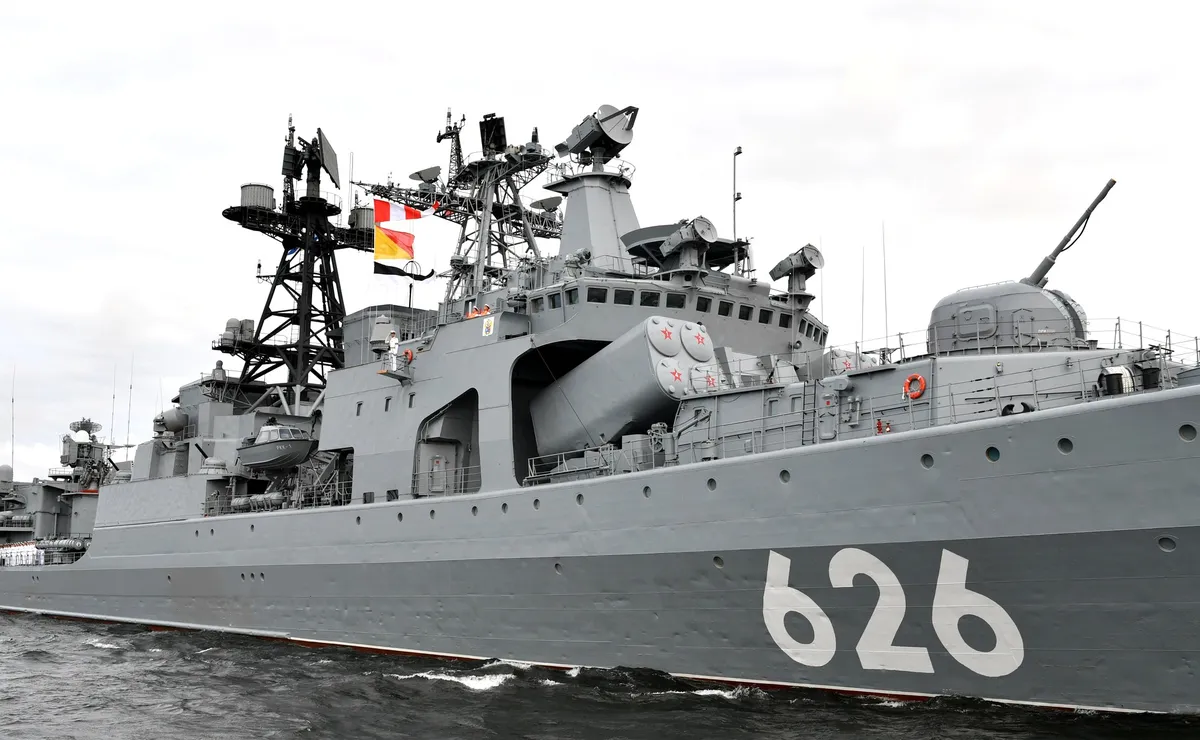 Kulakov is armed with RBU-6000 anti-submarine rocket launchers, torpedoes, SS-N-14 anti-submarine missiles, and long-range air defense systems. The vessel also operates a Ka-27 helicopter.