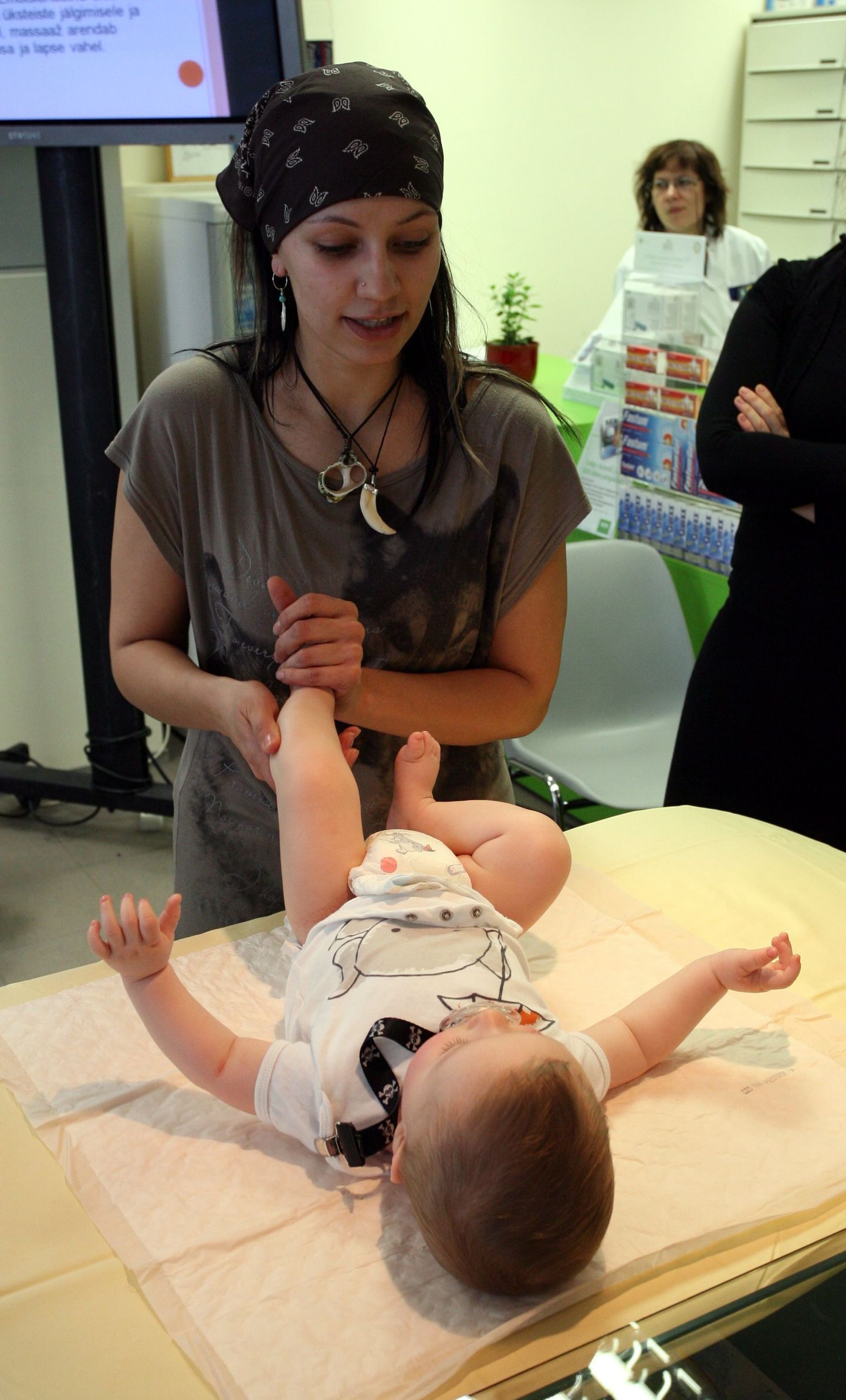 Lastemassöör ja väikelaste võimlemistreener Triinu Spriit kinnitab, et beebi masseerimine aitab nii tervist tugevdada kui lapse ja vanema vahel usalduslikku suhet luua.