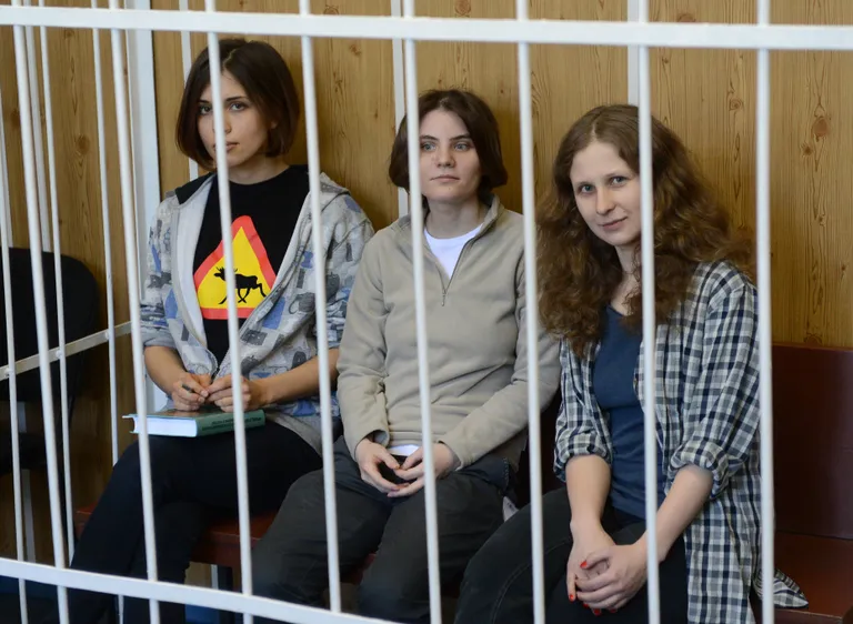 Pussy Rioti liikmed 2012. aastal (vasakult alates) Nadežda Tolokonnikova, Jekaterina Samutsevitš ja Maria Aljohhina