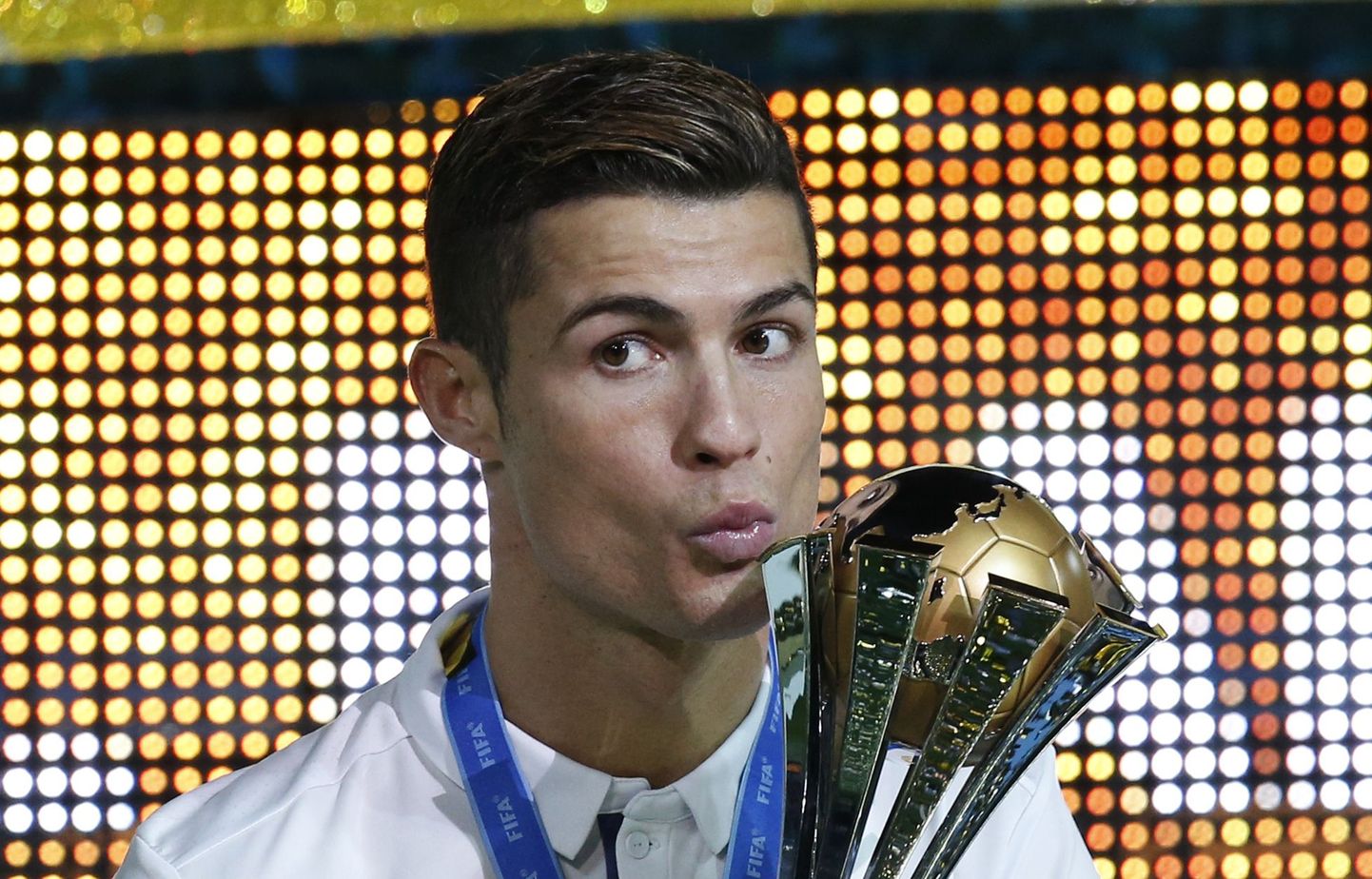 Cristiano Ronaldo suudlemas klubide MMi trofeed.