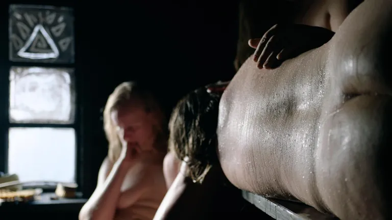 Naised võtavad leili. Filmimiseks ja heli salvestamiseks saunas tuli teha imet.