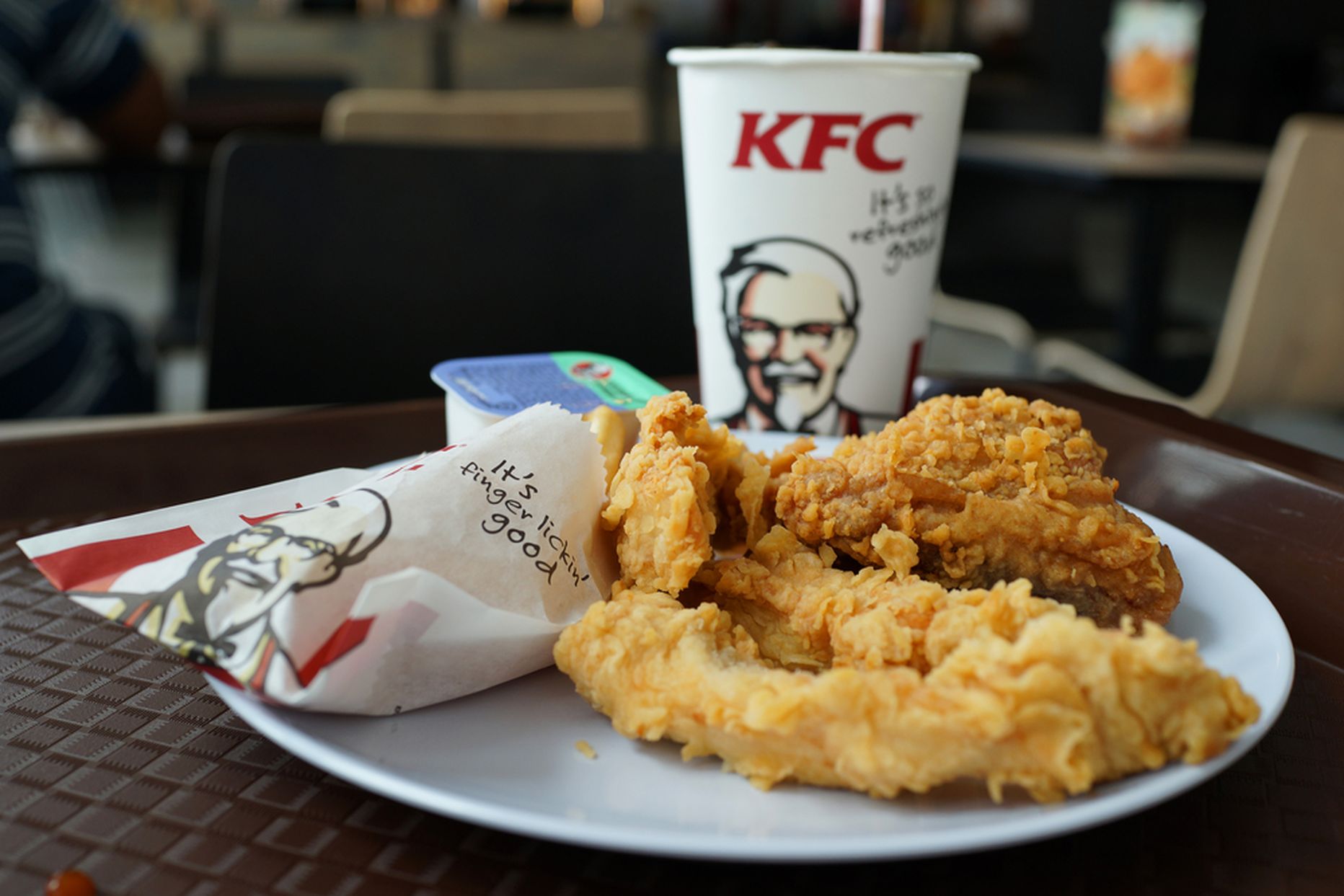 Фотографии kfc. КФС Кентукки Фрайд Чикен. Ресторан драйв КФС. Курочка КФС. 1 Курочка КФС.