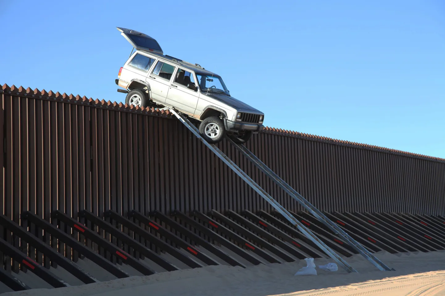 Jeep Cherokee USA-Mehhiko piiritaral