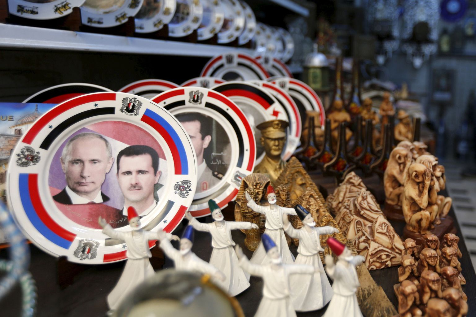 Venemaa presidendi Vladimir Putini ja tema Süüria kolleegi Bashar al-Assadi näopildiga suveniir Damascuses.