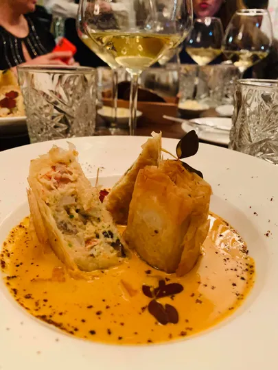 Основное блюдо - штрудель из мяса лобстеров и грибов.