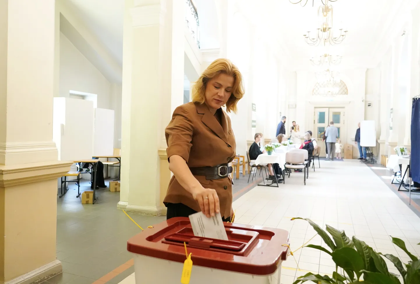 Ministru prezidente Evika Siliņa piedalās pašvaldību vēlēšanās 75. vēlēšanu iecirknī Rīgas Valsts 1. ģimnāzijā.