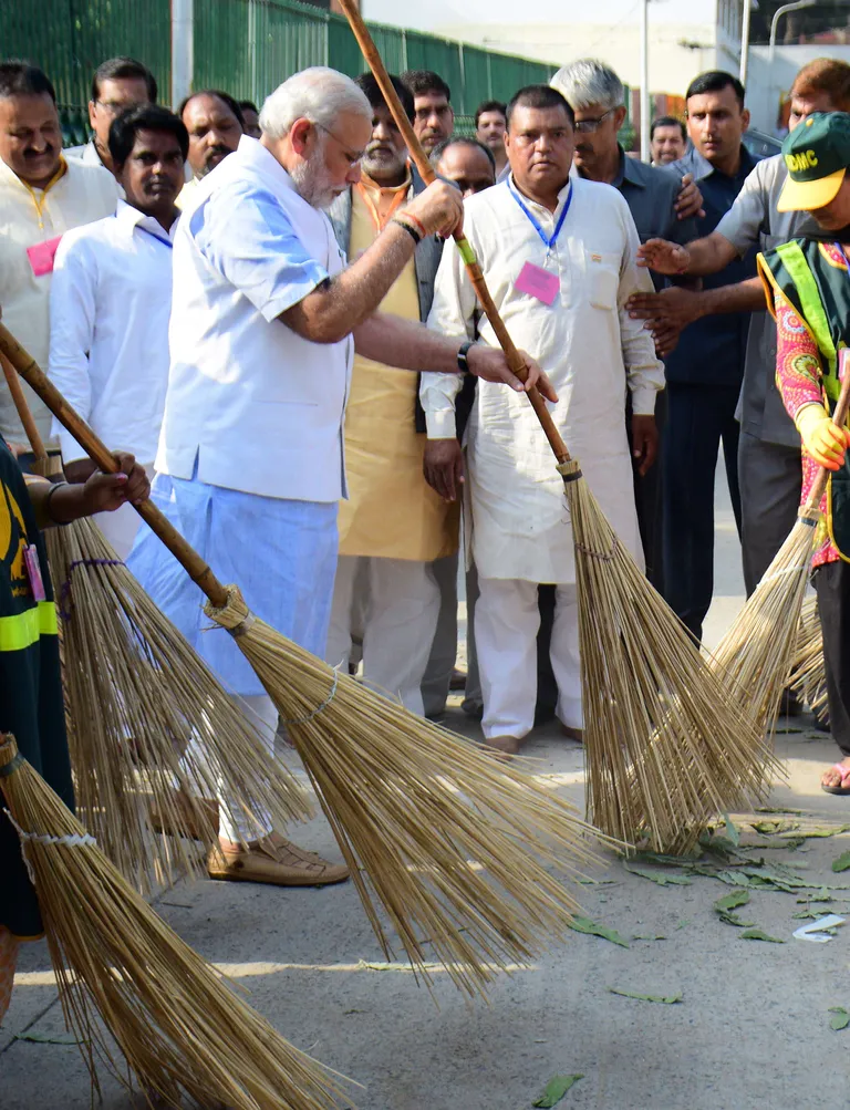 Narendra Modi (luuaga) pühkimas New Delhis tänavat.