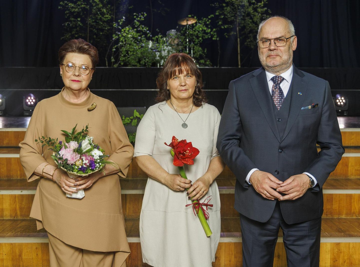 President Alar Karis ja proua Sirje Karis viibisid eelmisel aasta Jõgeval olnud kontsertaktusel ning tegid ühispildi ka Jõgevamaa aasta emaks kuulutatud Karin Uuskülaga.