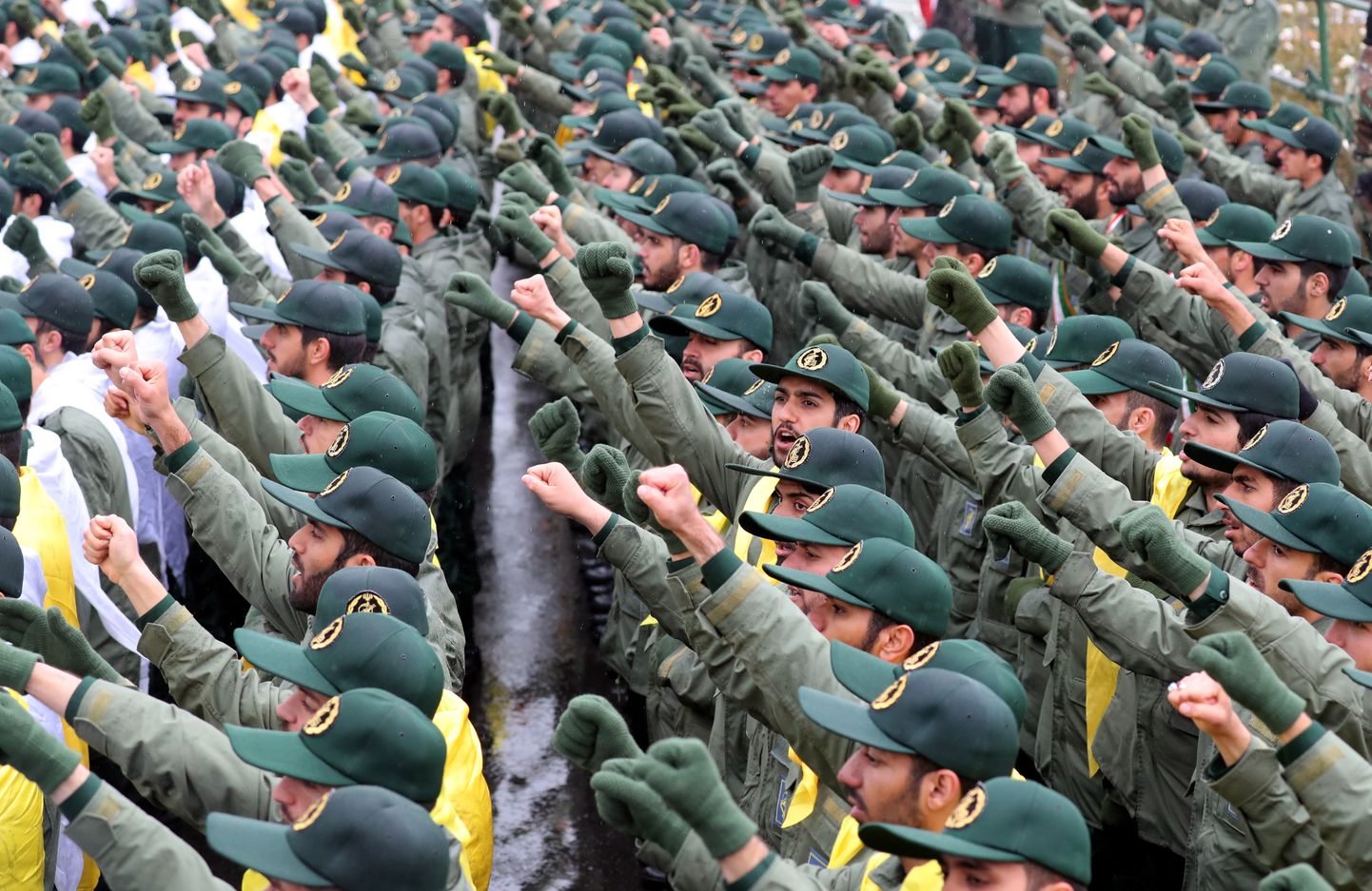 Enesetapurünnakus Iraani revolutsioonikaardi bussile hukkus ligi 30 sõdurit.