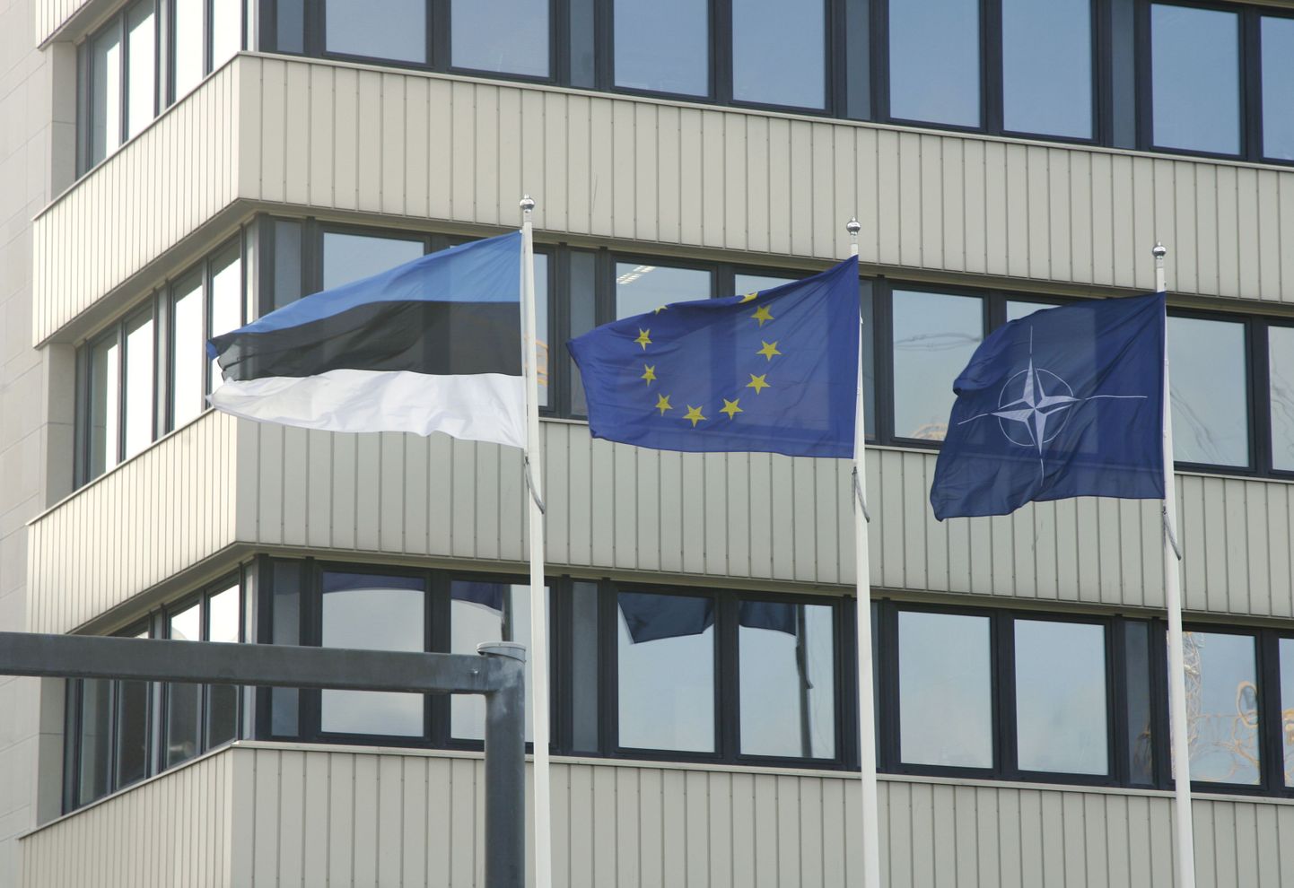 Välisministeeriumi ees on heisatud Eesti Vabariigi, Euroopa Liidu ja NATO lipud.