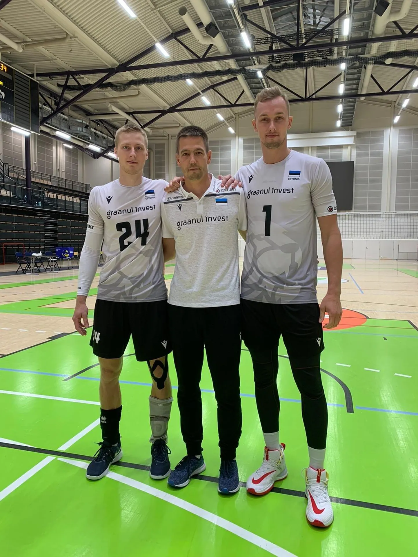 Kolm Võru võrkpallimeest: Albert Hurt (vasakult), Oliver Lüütsepp ja Henri Treial