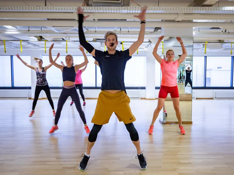 MyFitnessi rühmatreener Mihkel Vabrit innustab ning muudab vormis püsimise kõvasti lihtsamaks. FOTO: