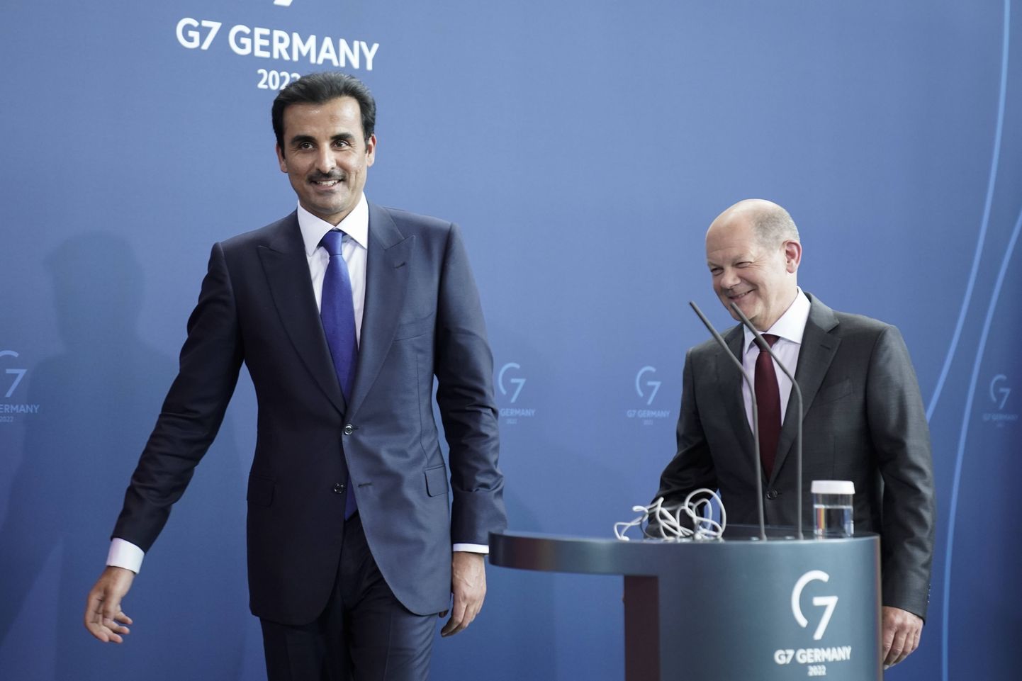Katari emiir šeik Tamim bin Hamad Al Thani (ees) ja Saksa kantsler Olaf Scholz lahkumas pressikonverentsilt Berliinis 20. mail 2022.
