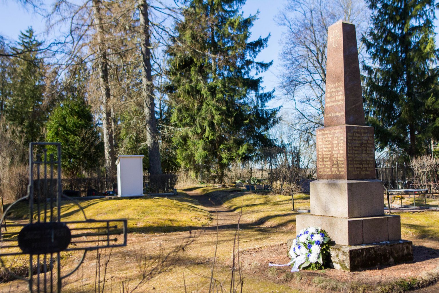 16. juunil 1988 taasavatud mälestusmärk I maailmasõjas ja Vabadussõjas langenutele Pärnumaal Mihkli kalmistul.