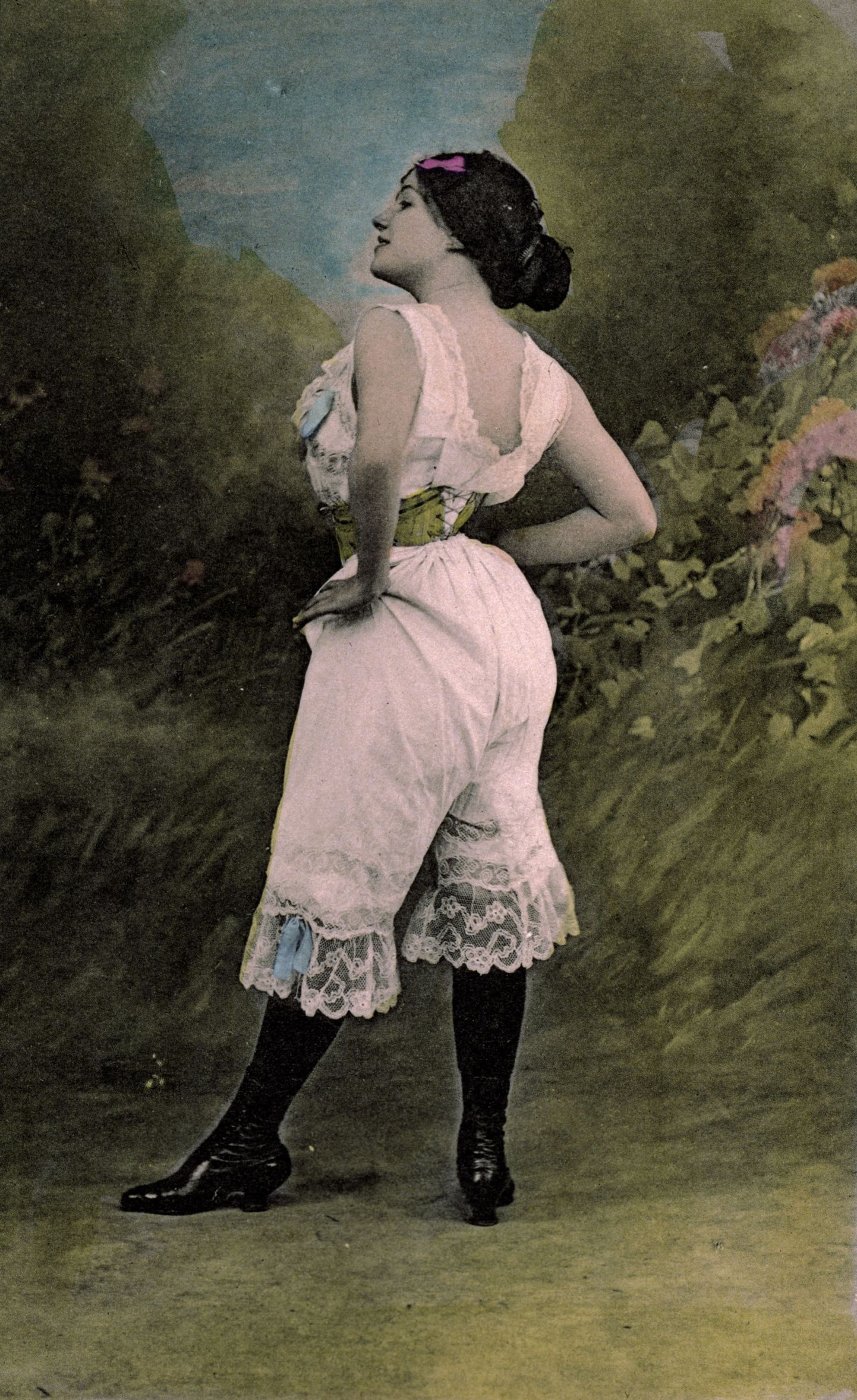 Noor naine aluspesus, foto umbes aastast 1900