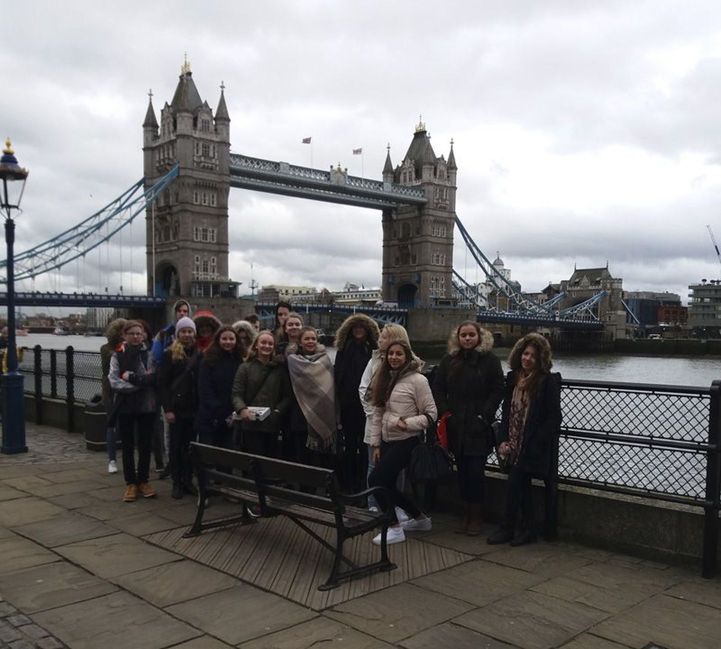 Inglise keele õppereisil osalejad Londonis, taustal Toweri sild.