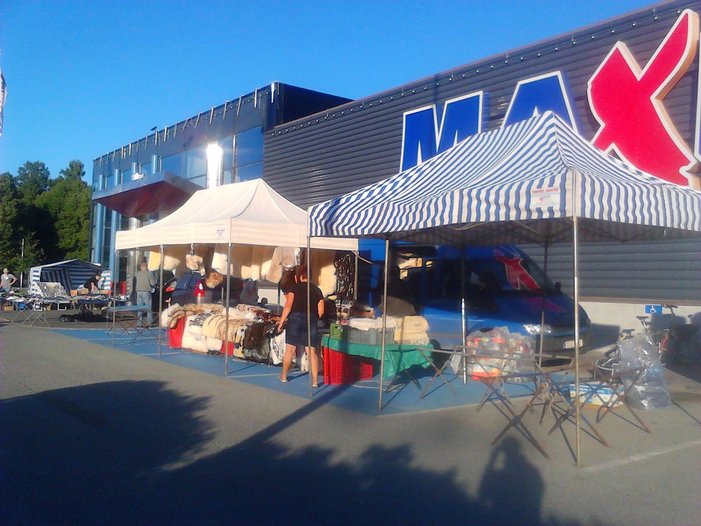 Möödunud nädalavahetusel Pärnus Maxima parklas toimunud laada ajal olid müügiletid paigutatud parkla invakohtadele.