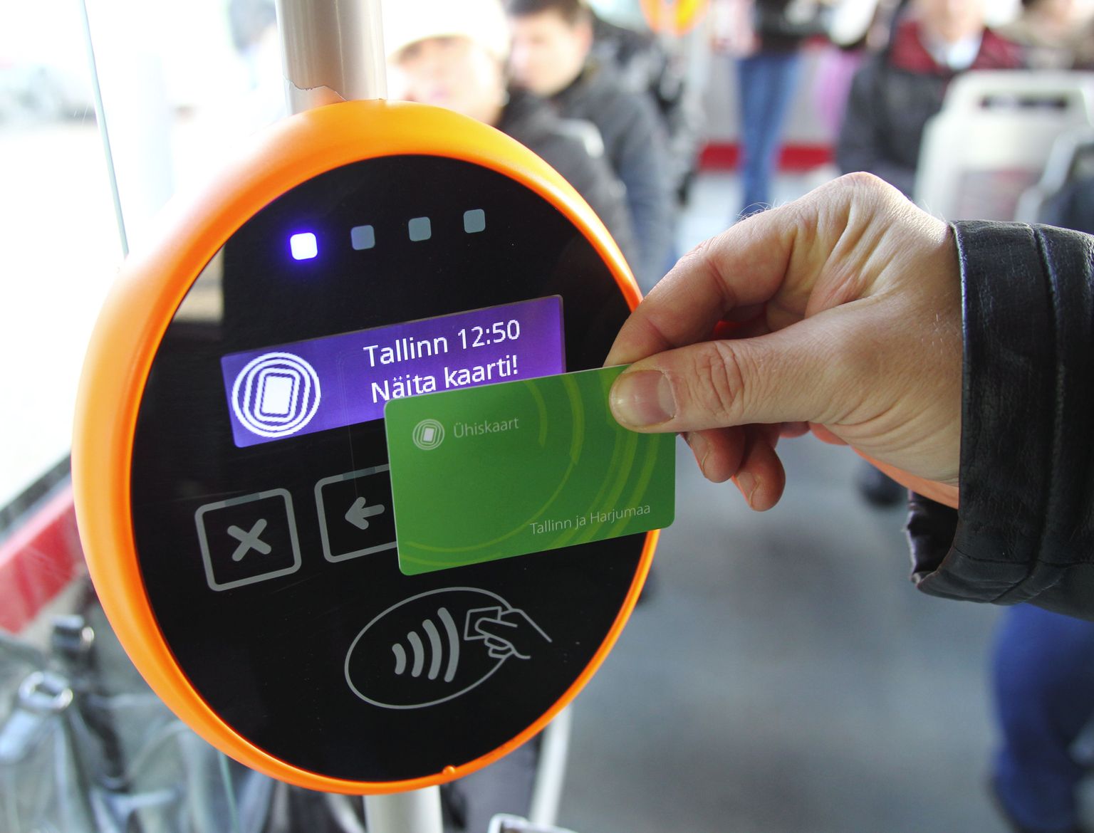 Varsti tuleb üle Eesti sõidu eest tasumiseks NFC tehnoloogiat kasutavat kaarti vibutada makseterminali ees.
