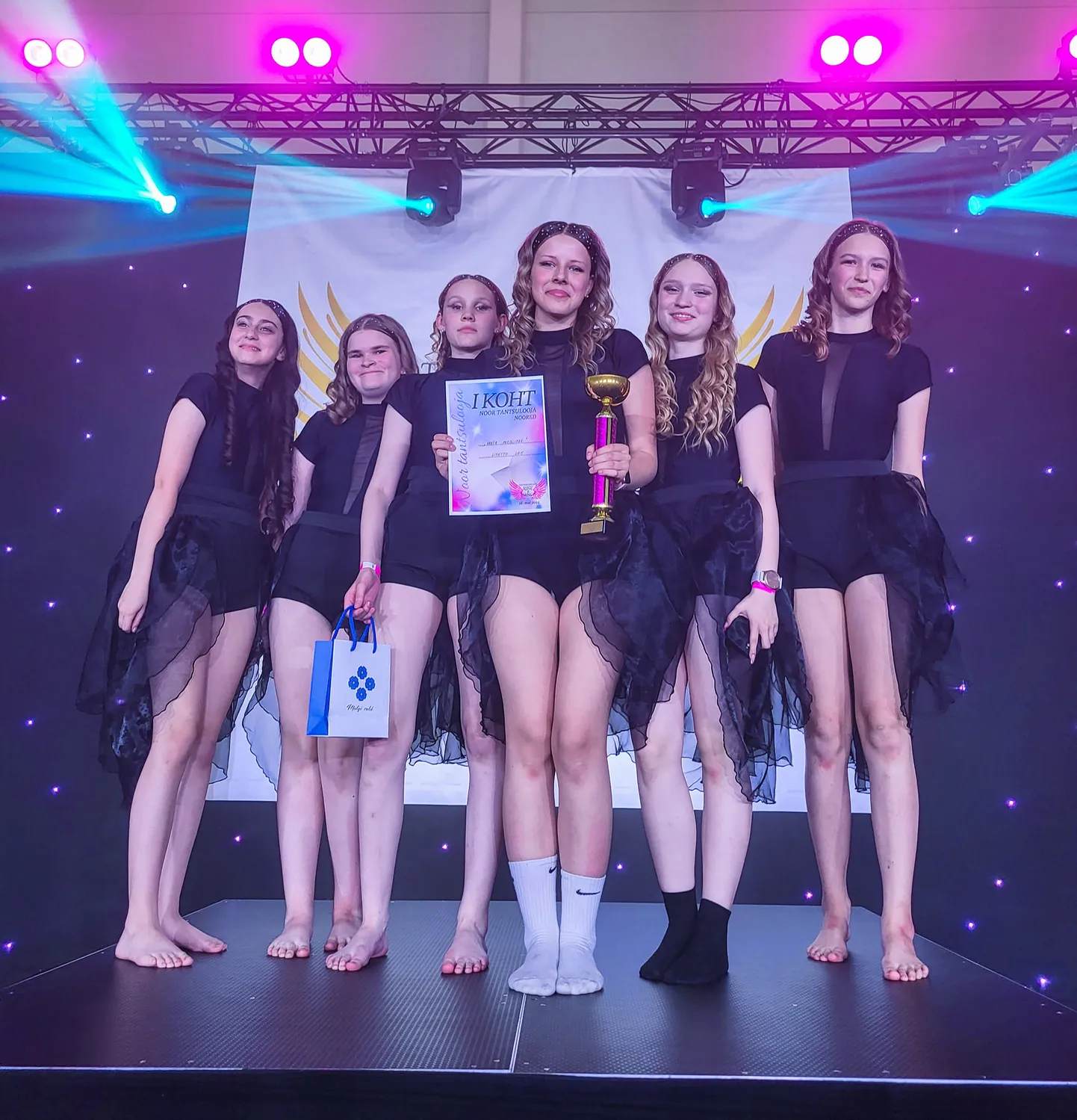 Valga põhikooli tantsutrupp Lee pälvis Abja-Paluojas peetud tantsukonkursil kaks esikohta ja rahva lemmiku tiitli. Fotol trupi vanema rühma tantsijad.