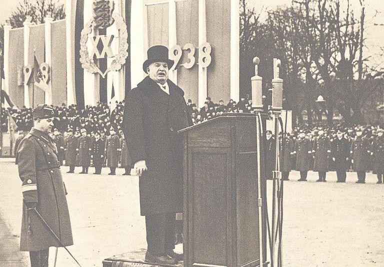 President Konstantin Päts kaks aastat enne saatuslikke sündmusi Eesti Vabariigi 20. aastapäeva paraadil kõnet pidamas.