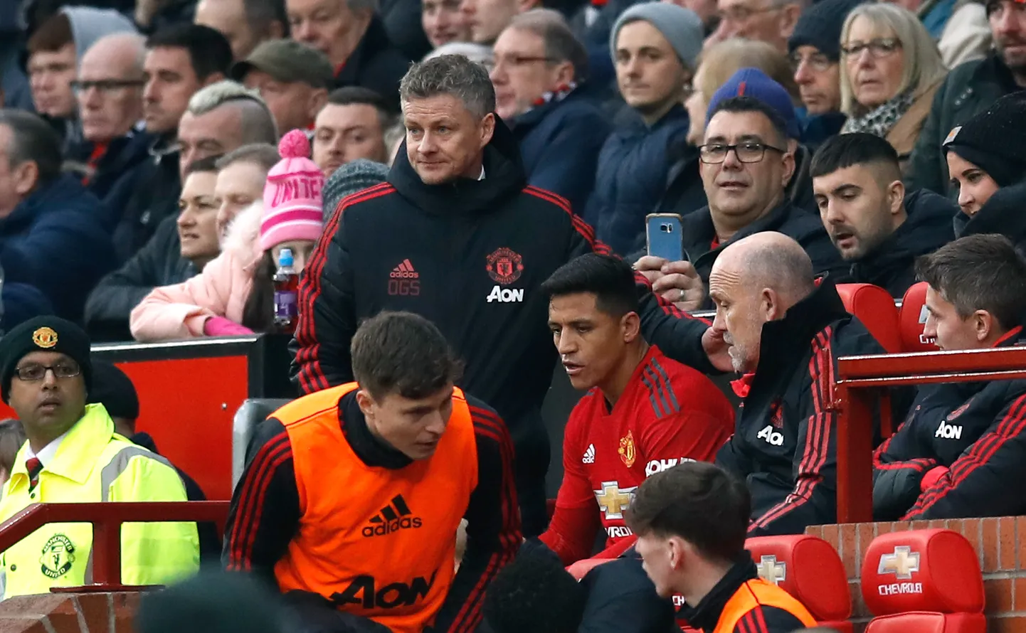 Alexis Sanchez (punases) on äsja maha istunud, kui Manchester Unitedi vastne peatreener Ole Gunnar Solskjaer ründemängija oma toolilt õigele kohale suunab.