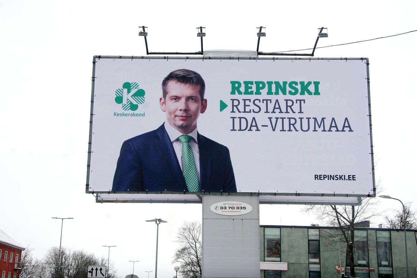 Martin Repinski suur valimisplakat Jõhvi kesklinnas.