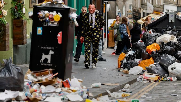 Премьера забастовок мусорщиков состоялась в августе в Эдинбурге. Запах трудовых споров не понравился никому