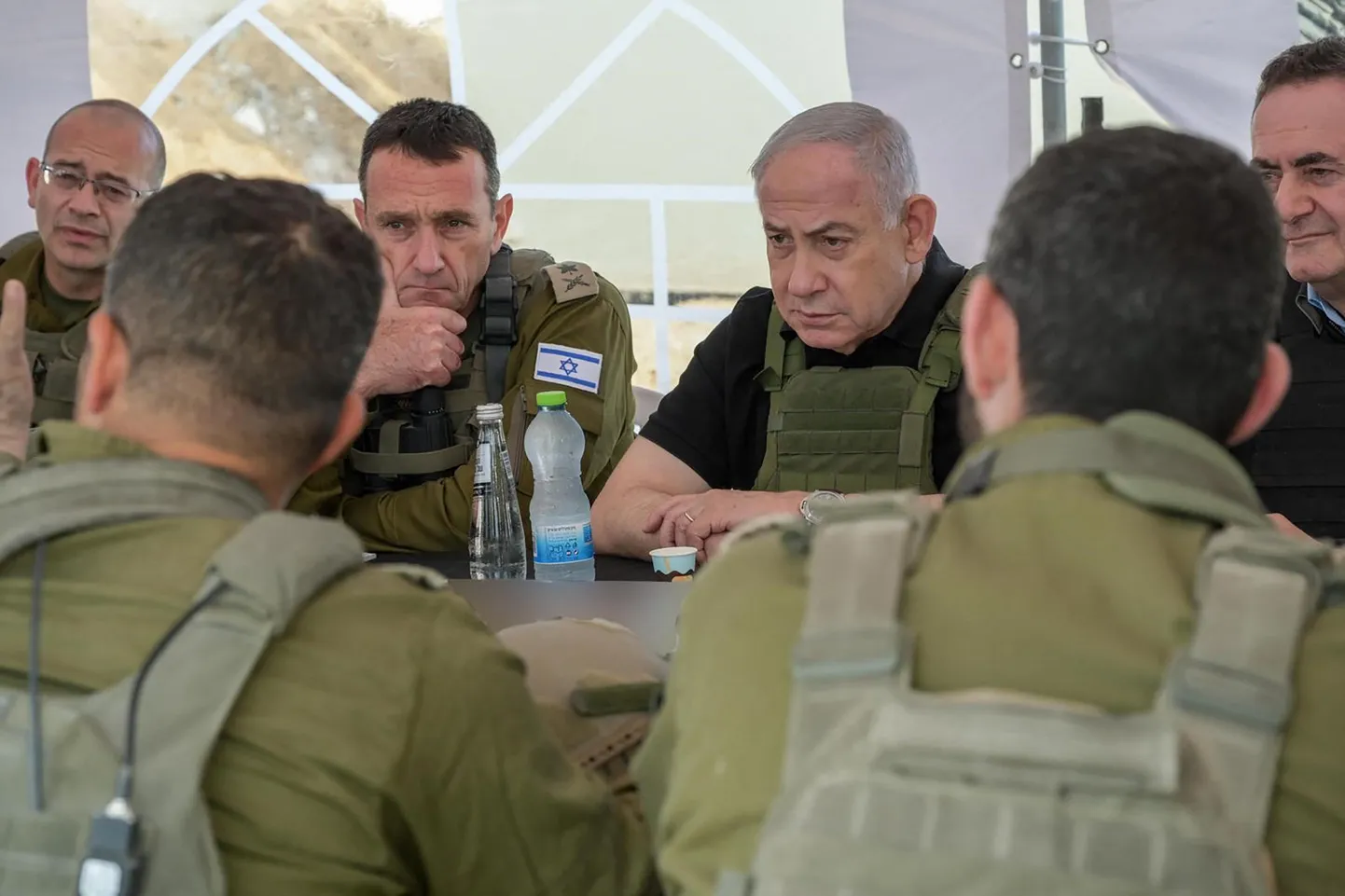 Iisraeli peaminister Benjamin Netanyahu koos sõjaväe  staabiülem Herzi Halevi (vasakul) ja kaitseminister Israel Katziga (paremal) 19. novembril.