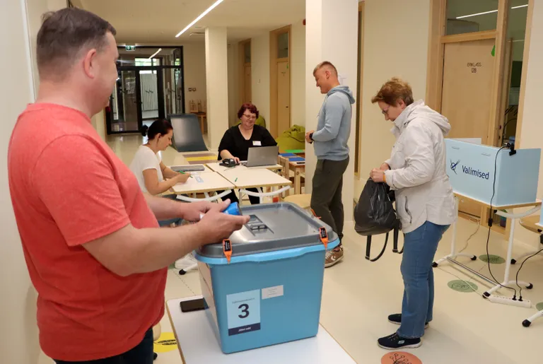 Valimisjaoskond Jõhvi põhikoolis. Jõhvis ja Toilas ulatus valimisaktiivsus üle 40 protsendi.