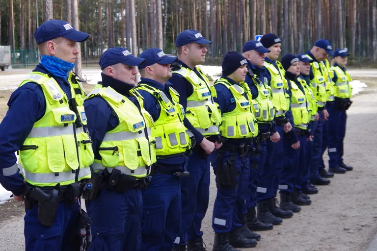 Abipolitseinike võistluseelne rivistus.
