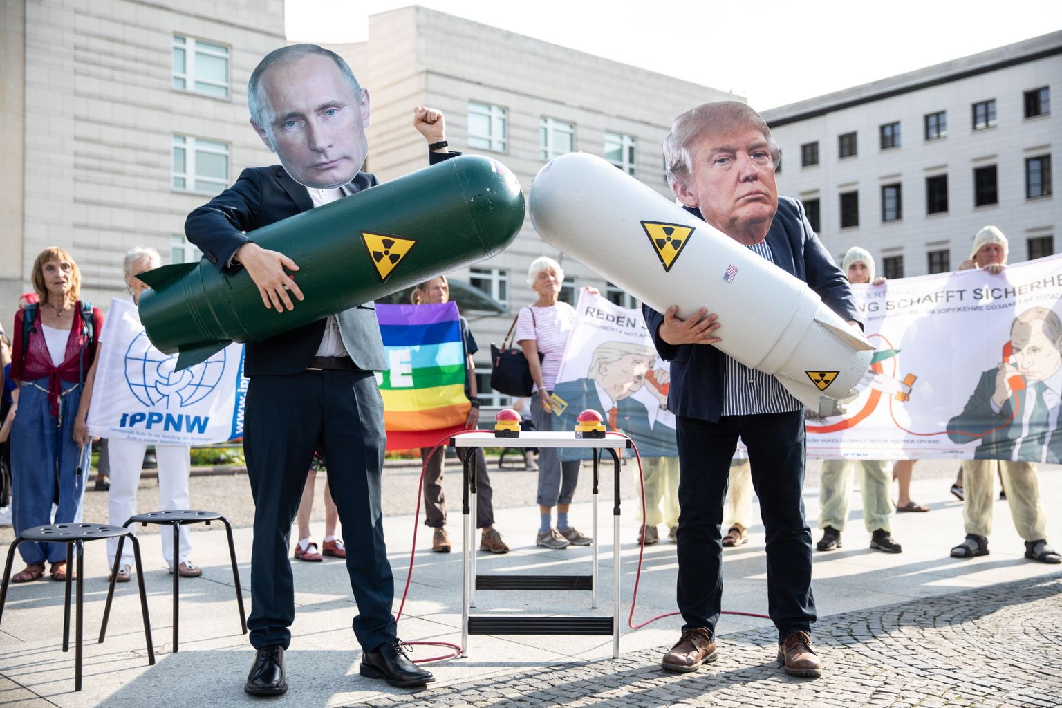 Aktivistid avaldamas USA Berliini saatkonna ees USA presidendiks Donald Trumpiks ja Vene presidendiks Vladimir Putiniks kehastudes meelt riigipeade otsuse vastu lahkuda keskmaa tuumajõudude lepingust (INF).
