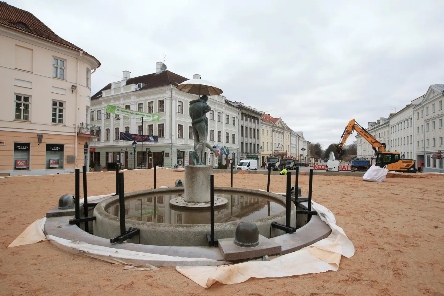 Raeplatsi liuväli oli esimestel aastatel ehitatud liivapadjale otse vastu purskkaevu.