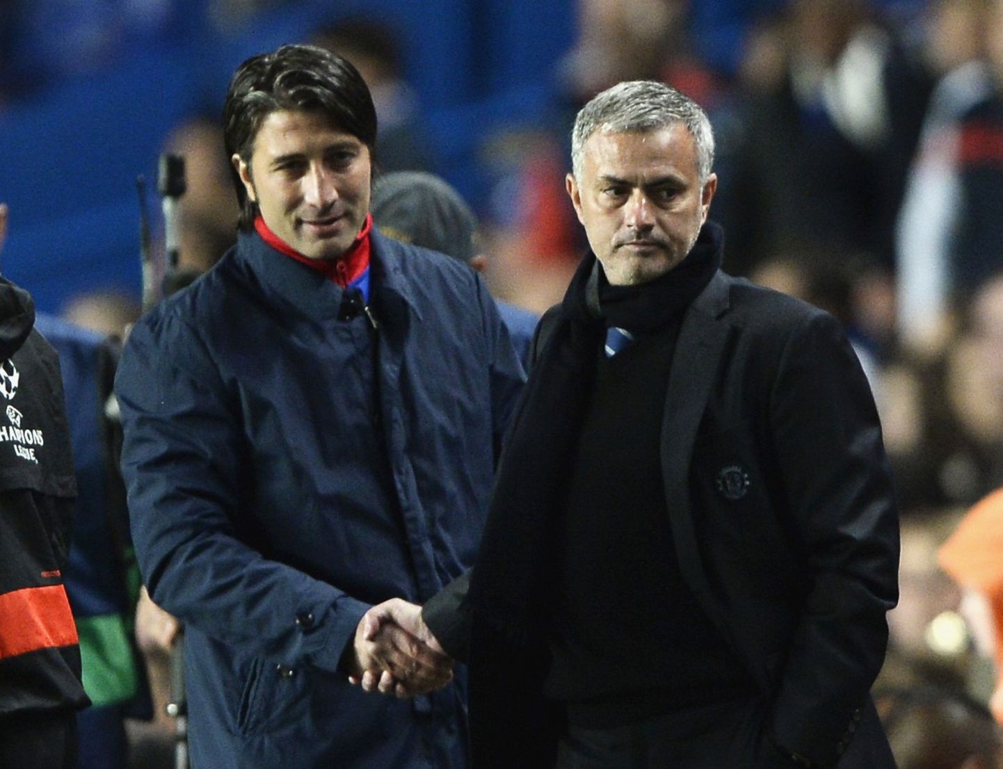 Pettunud Jose Mourinho (paremal) Baseli juhendaja Murat Yakiniga mängujärgselt kätt surumas.