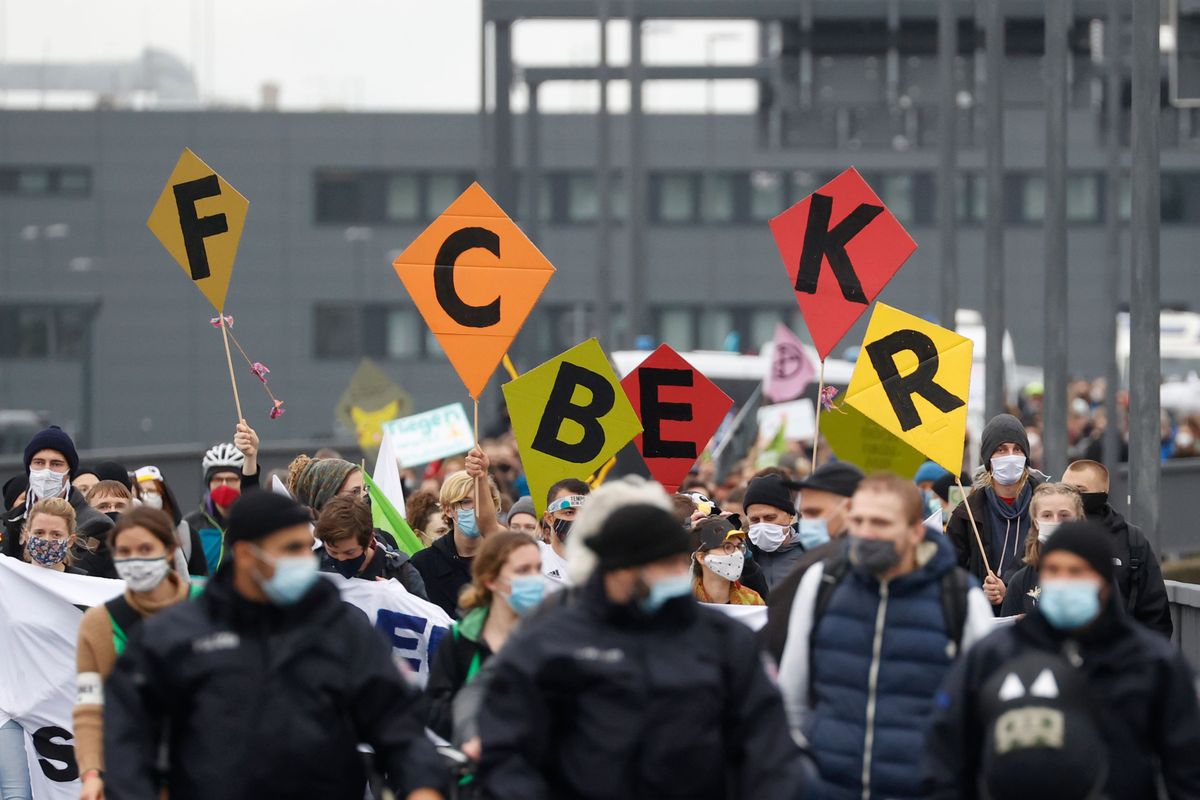 Klimata aktīvisti protestā Brandenburgas lidostas atklāšanas dienā