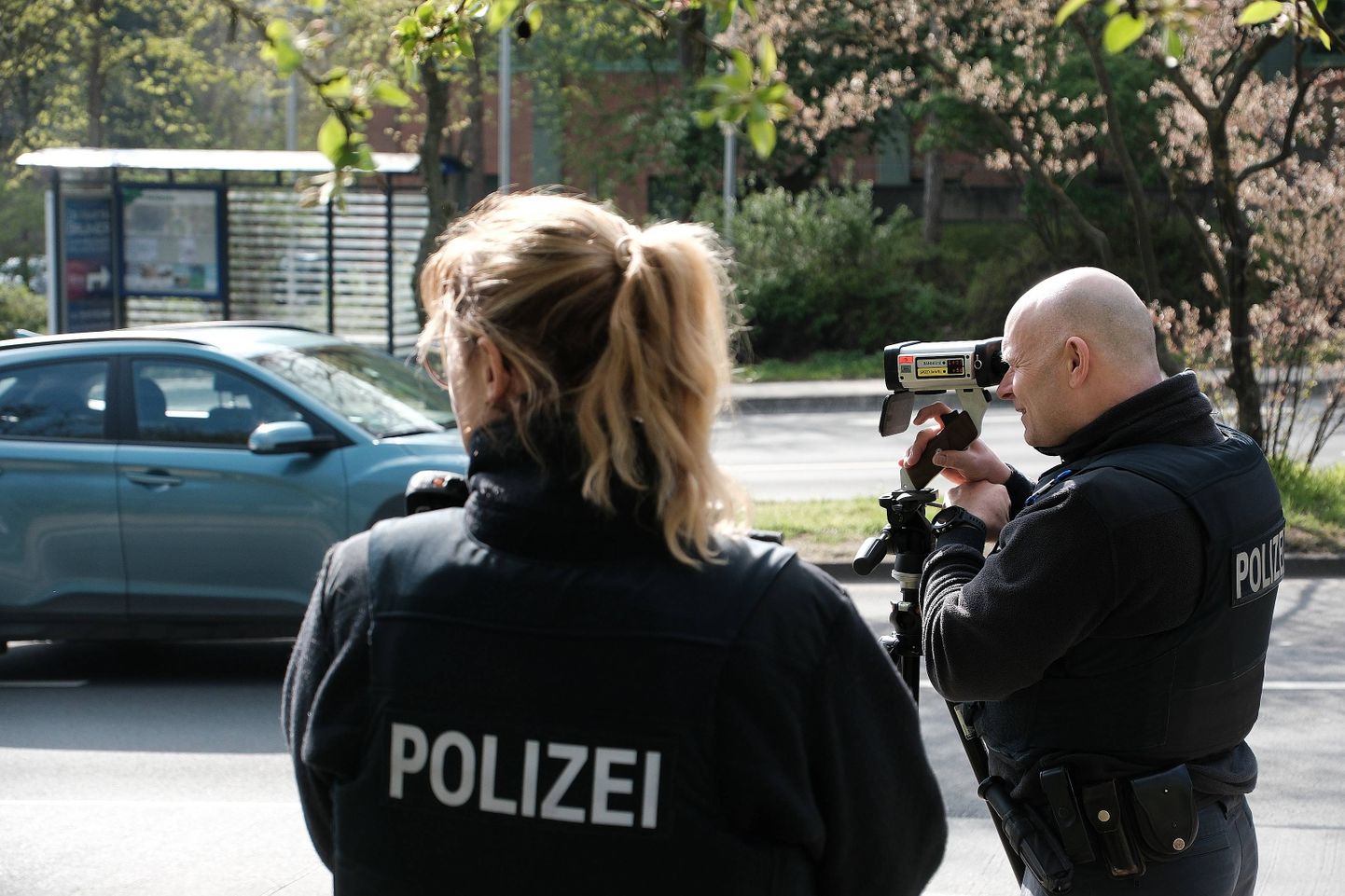 Немецкие полицейские следят за соблюдением скоростного режима.
