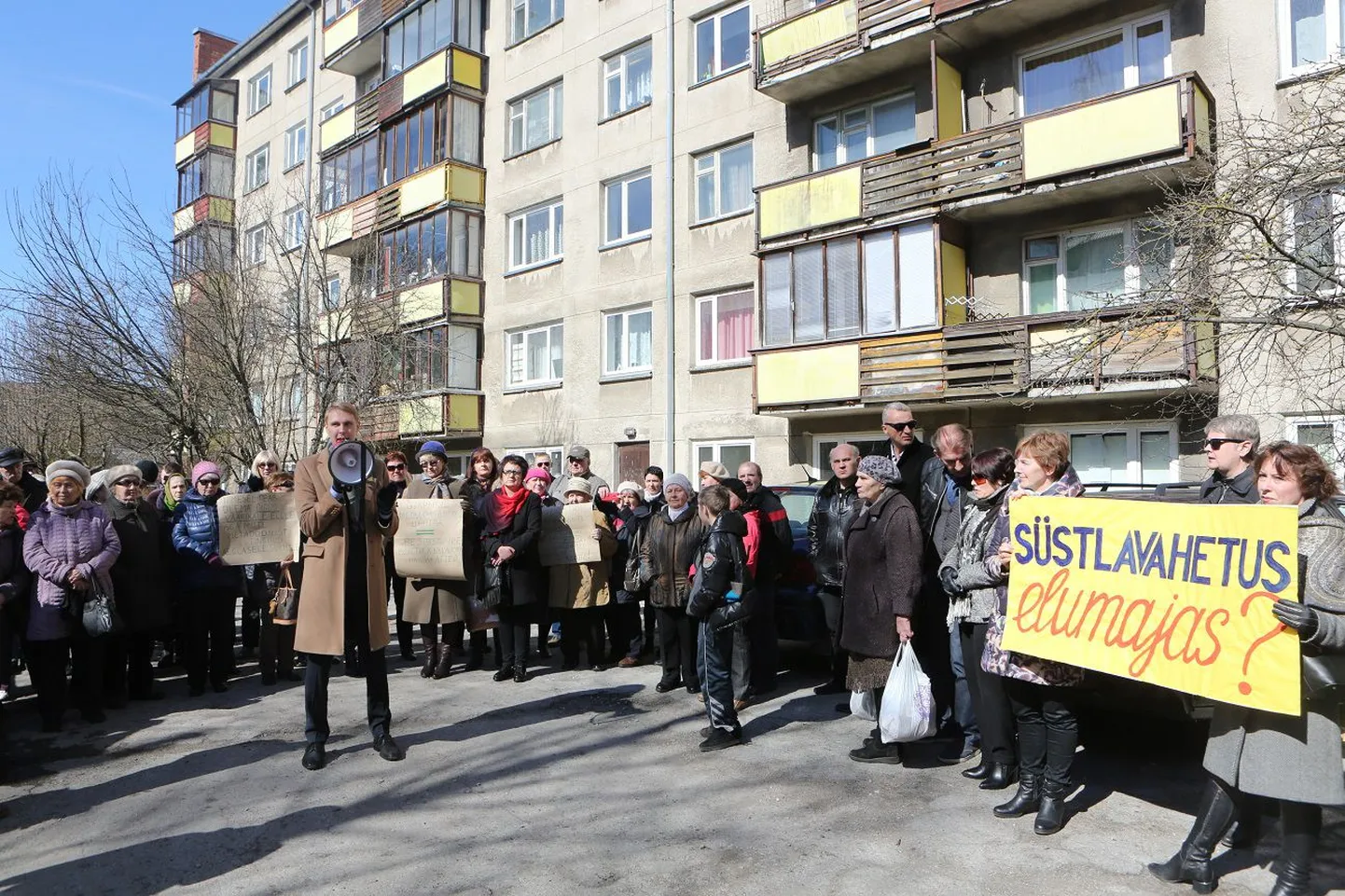 Акция протеста против плана Института развития здоровья разместить в жилом доме по адресу ул. Ситси, 28, пункт обмена шприцев (28.04.2017).